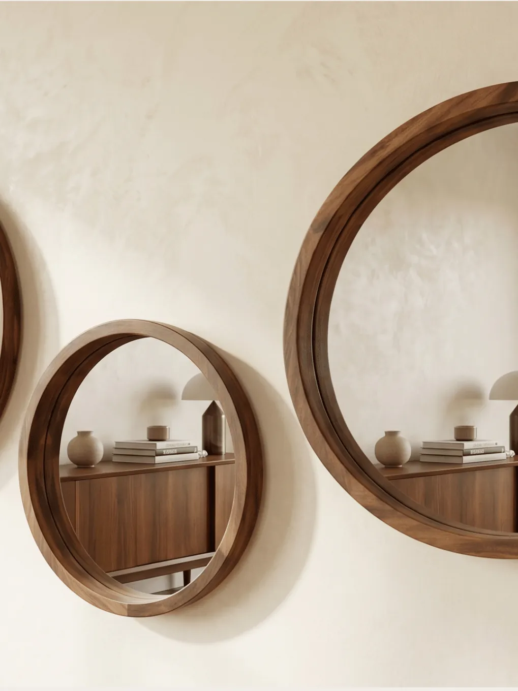 Espejos circulares de madera en pared de estuco, reflejando una puerta con jardin